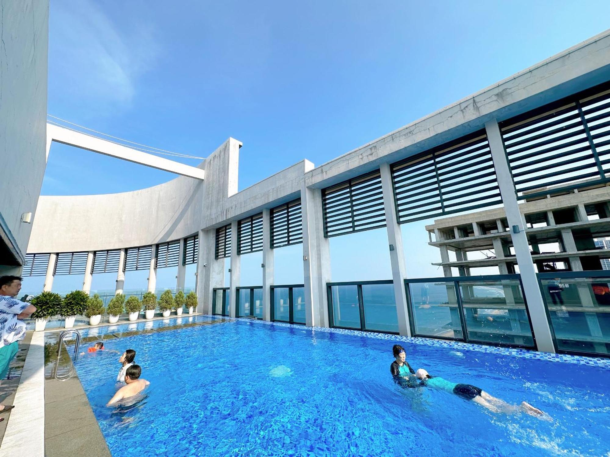 Luxury Apt Opposite Mykhe Beach Da Nang Exterior photo