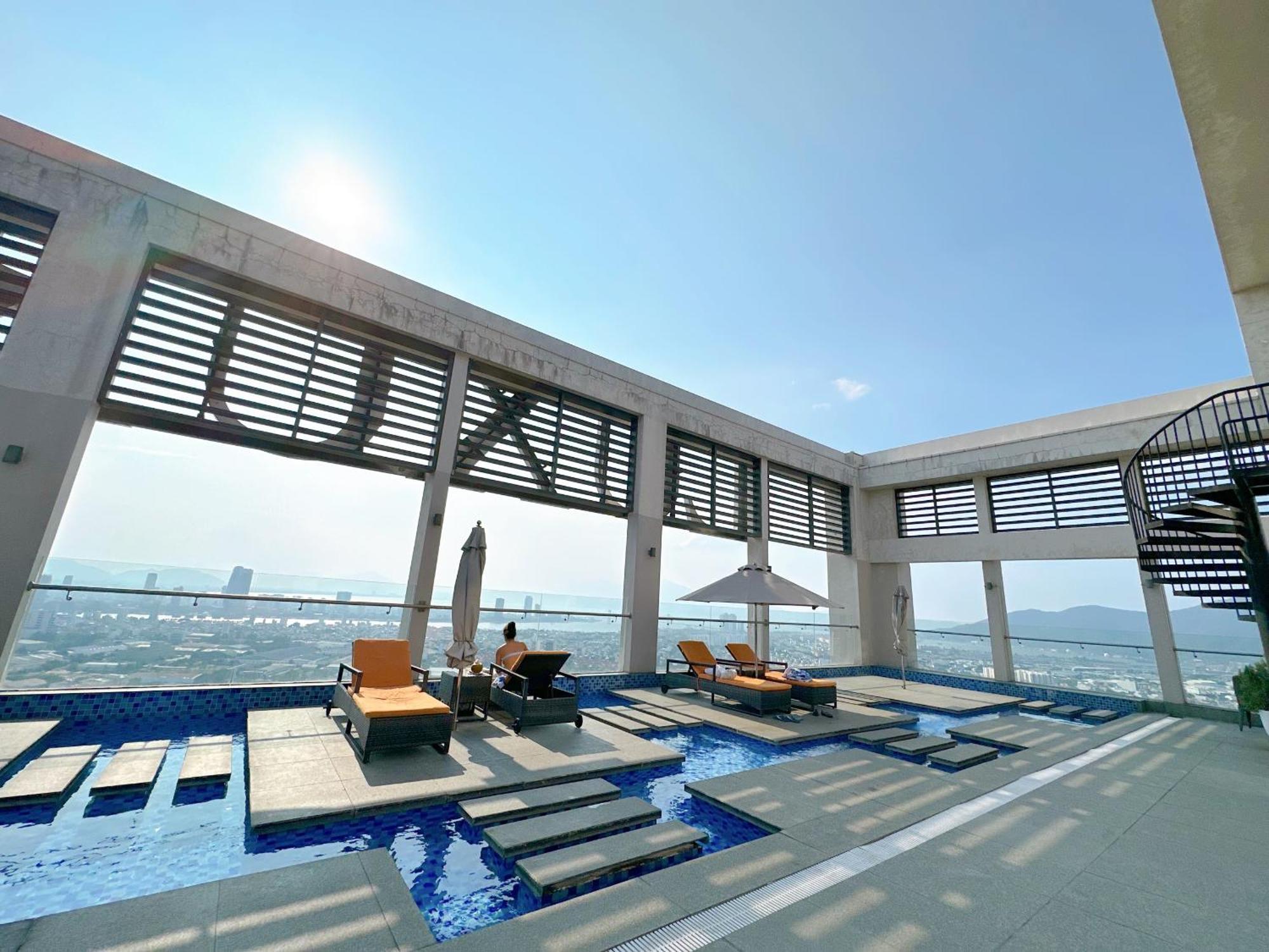 Luxury Apt Opposite Mykhe Beach Da Nang Exterior photo