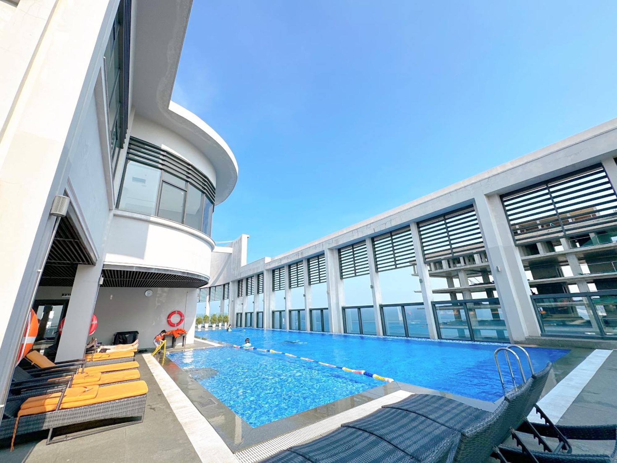 Luxury Apt Opposite Mykhe Beach Da Nang Exterior photo